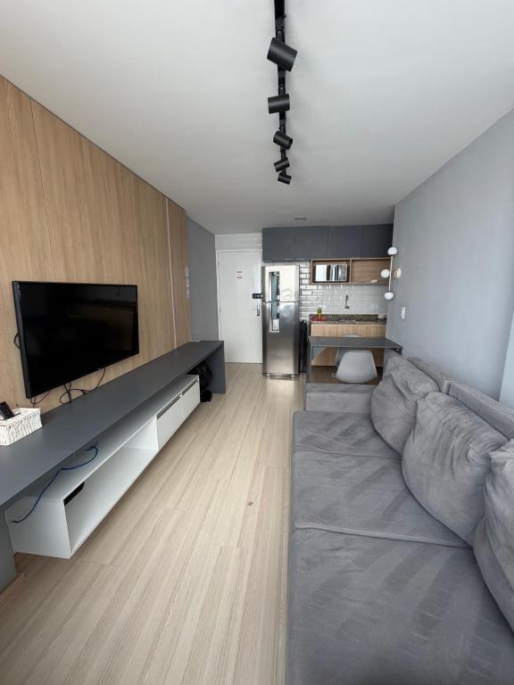 a living room with a couch and a flat screen tv at Apartamento no Edifício Manhattan - Bairro Nobre de Caruaru in Caruaru