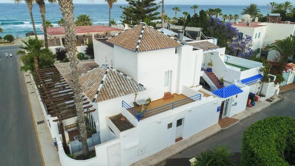 an aerial view of a white house with the ocean at Smart Hotel Cabo Sur in Mojácar