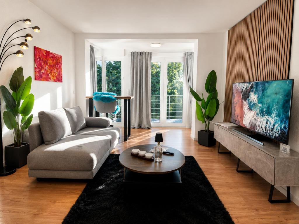 a living room with a couch and a table at EDA di Lago, 2-Zimmer Wohnung, Kostenfreies Parken, 24h Check-IN in Reichenau