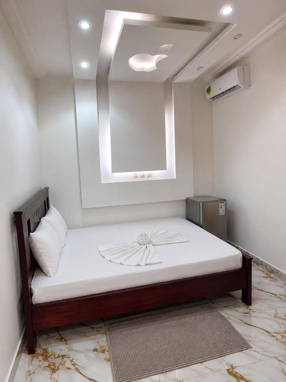a bedroom with a large bed with a window at Residence Angevita in Edéa