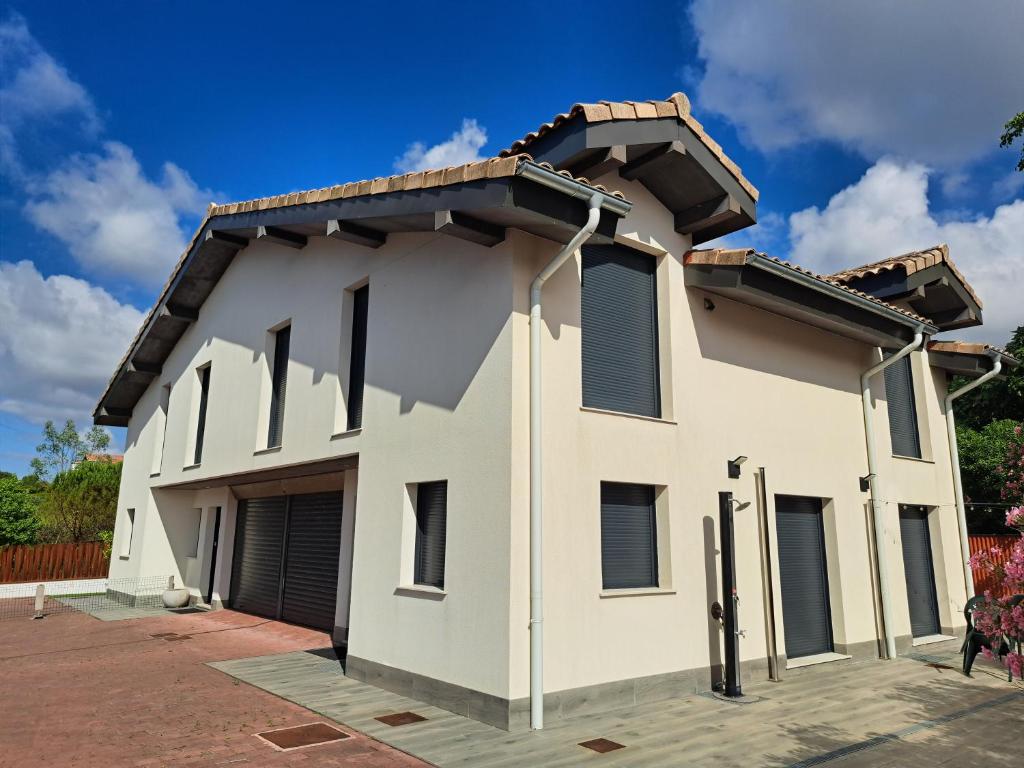 a white house with a roof at Hamabi in Hendaye