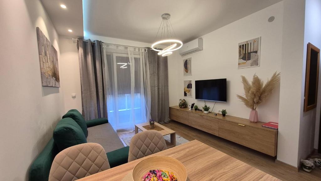 a living room with a couch and a table at Apartman Taris in Vrnjačka Banja
