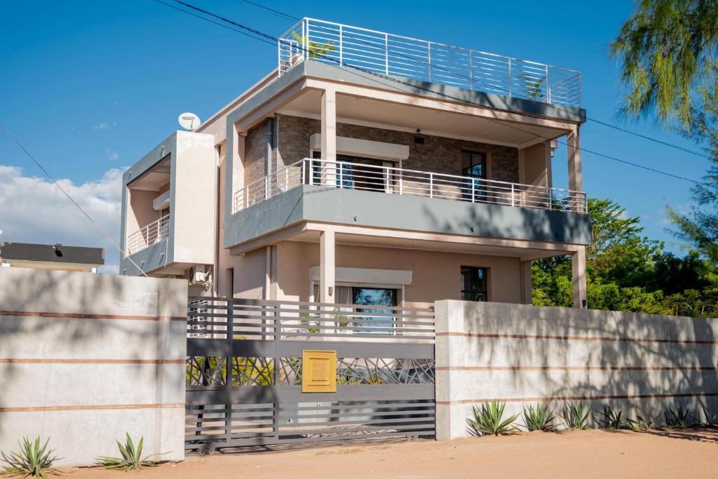 a building with a balcony on top of it at Villa Royfa in Mahajanga