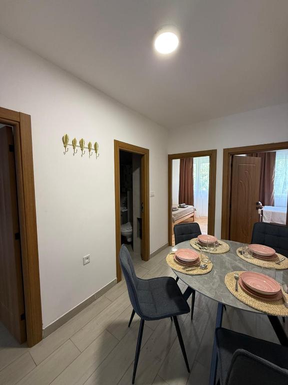 a dining room with a table and chairs at ZoViTe apartment in Topla