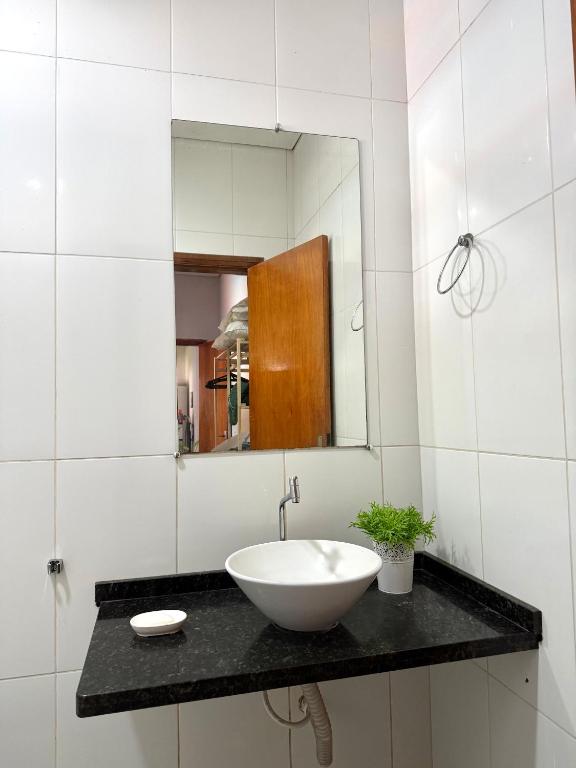 a bathroom with a sink and a mirror at Rancho Camiotto in Rubinéia