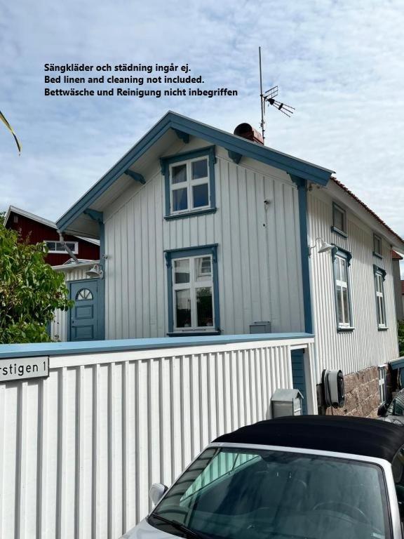 a house with a car parked in front of it at Bagarestigen bargel punkt s e in Lysekil