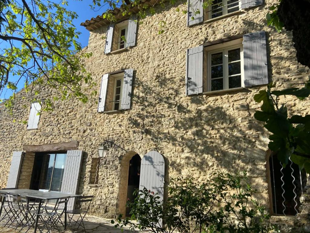 a building with a table in front of it at Maison des lavandes in Apt