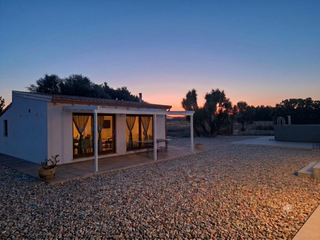a small white house with a lot of windows at pura natura Alghero in Alghero