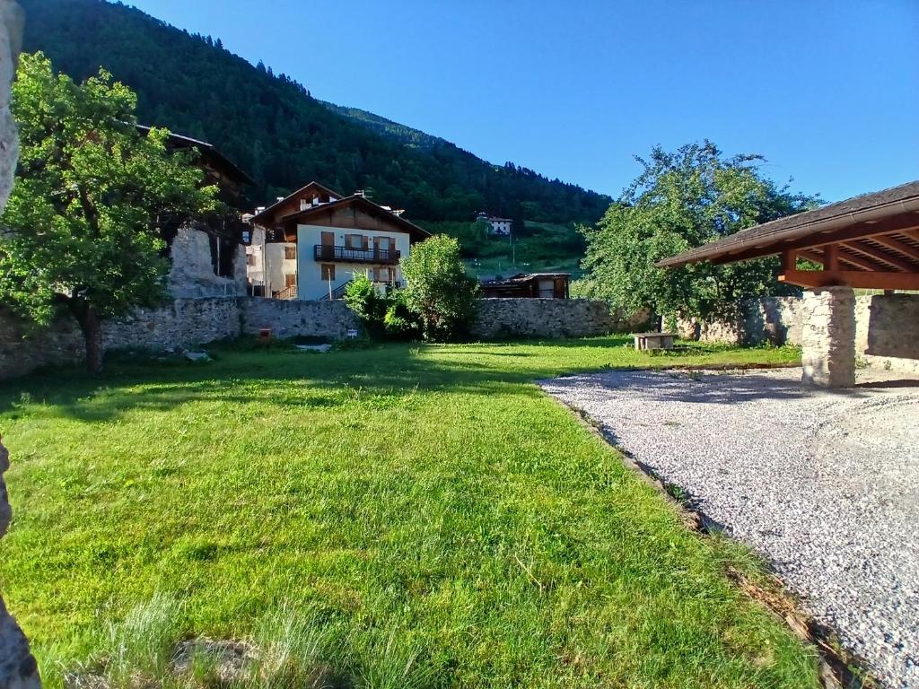 a house with a grassy yard next to a building at Casa Campani in Monclassico
