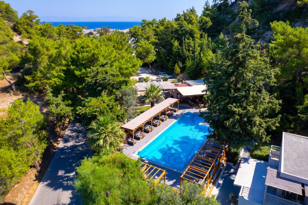 Luftaufnahme eines Resorts mit Swimmingpool und Meer in der Unterkunft Casa Trees Hotel in Ixia