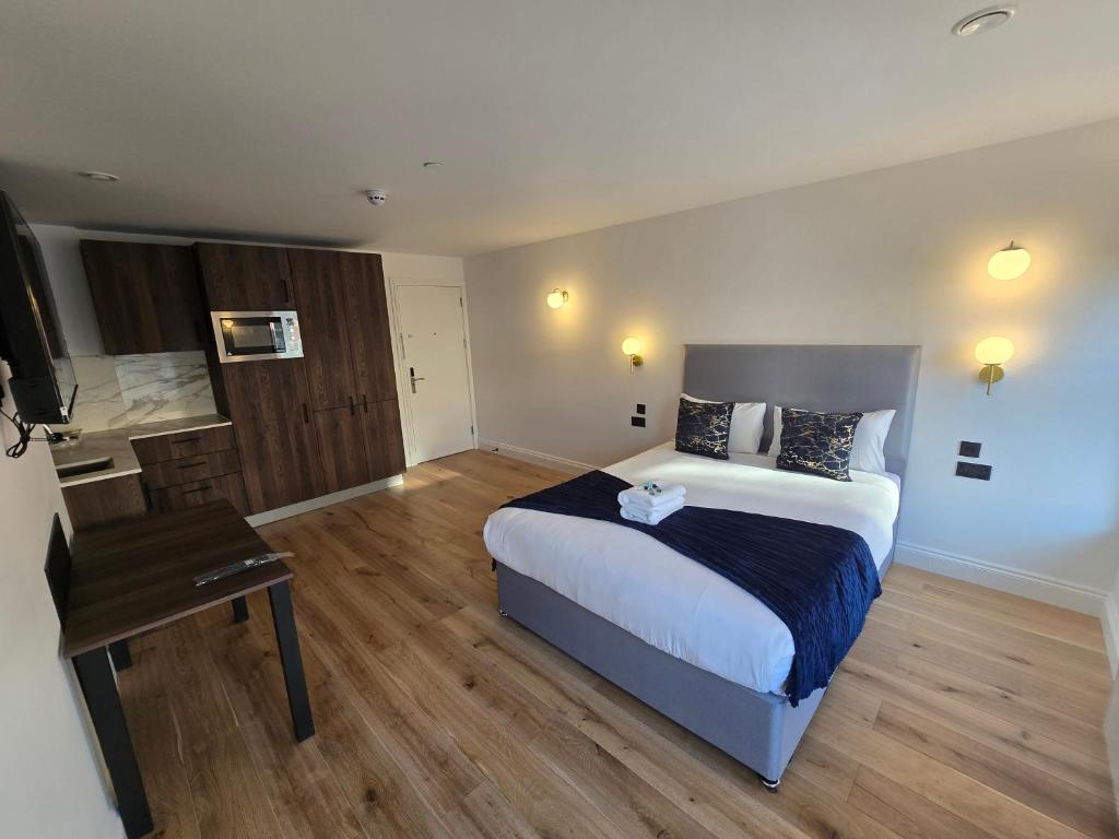 a hotel room with a bed and a desk and a bed sidx sidx sidx sidx at Ash Tree Hotel in Woolwich