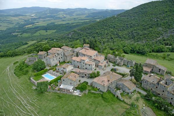an aerial view of a large house in a field at Casa con Piscina Climatizzata - Vecchia Stalla in Casa Montacuto
