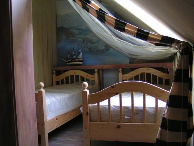 レンティにあるDon Quijote Középkori Panzio és Étteremのベッドルーム1室(二段ベッド2台、天蓋付)