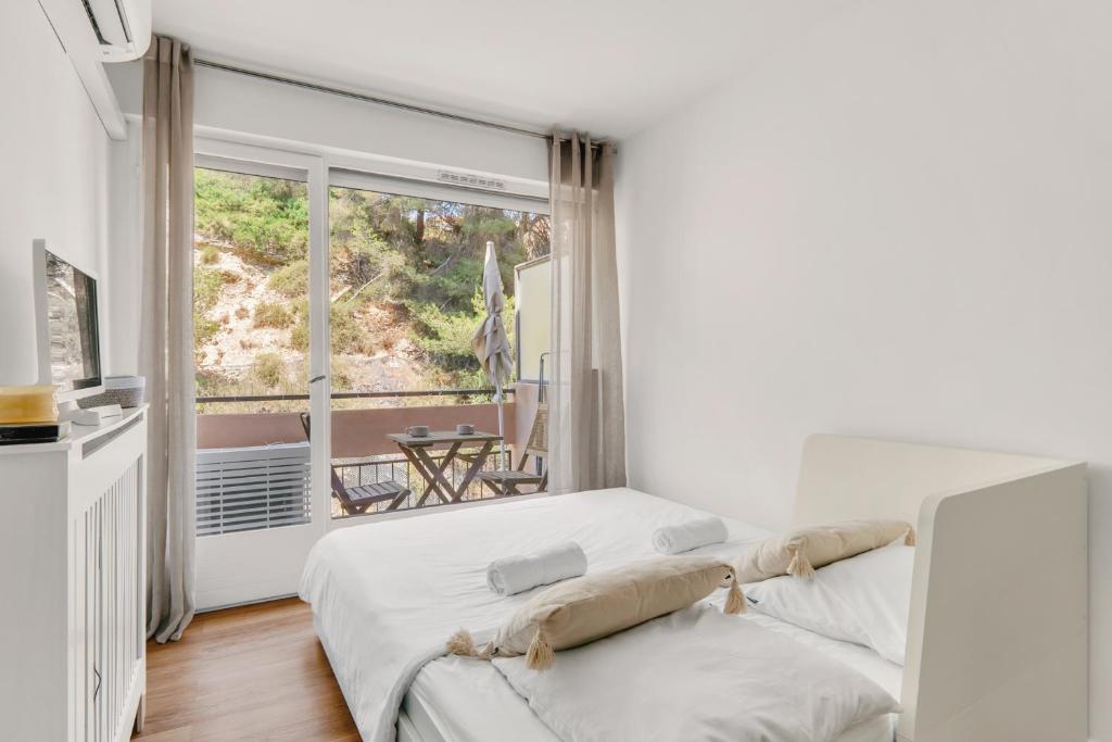 Cosy & Quiet studio with AC and Balcony with a view of nature