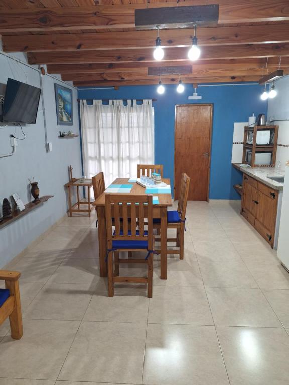 a kitchen and dining room with a table and chairs at Lo de La Abuela 1 in Goya