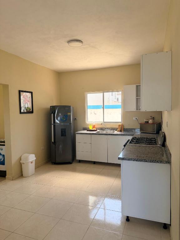 eine Küche mit Kühlschrank und Arbeitsplatte in der Unterkunft Edificio Ramírez 01 in Baní