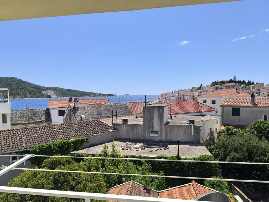 Apartments by the sea Primosten - 27880
