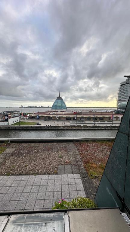 a view of a city with a building in the background at FeWo am Deich im Columbus Center mit Pool und Aufzug in Bremerhaven