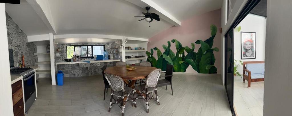 a kitchen and dining room with a table and chairs at Casa Lo de Linda in Lo de Marcos