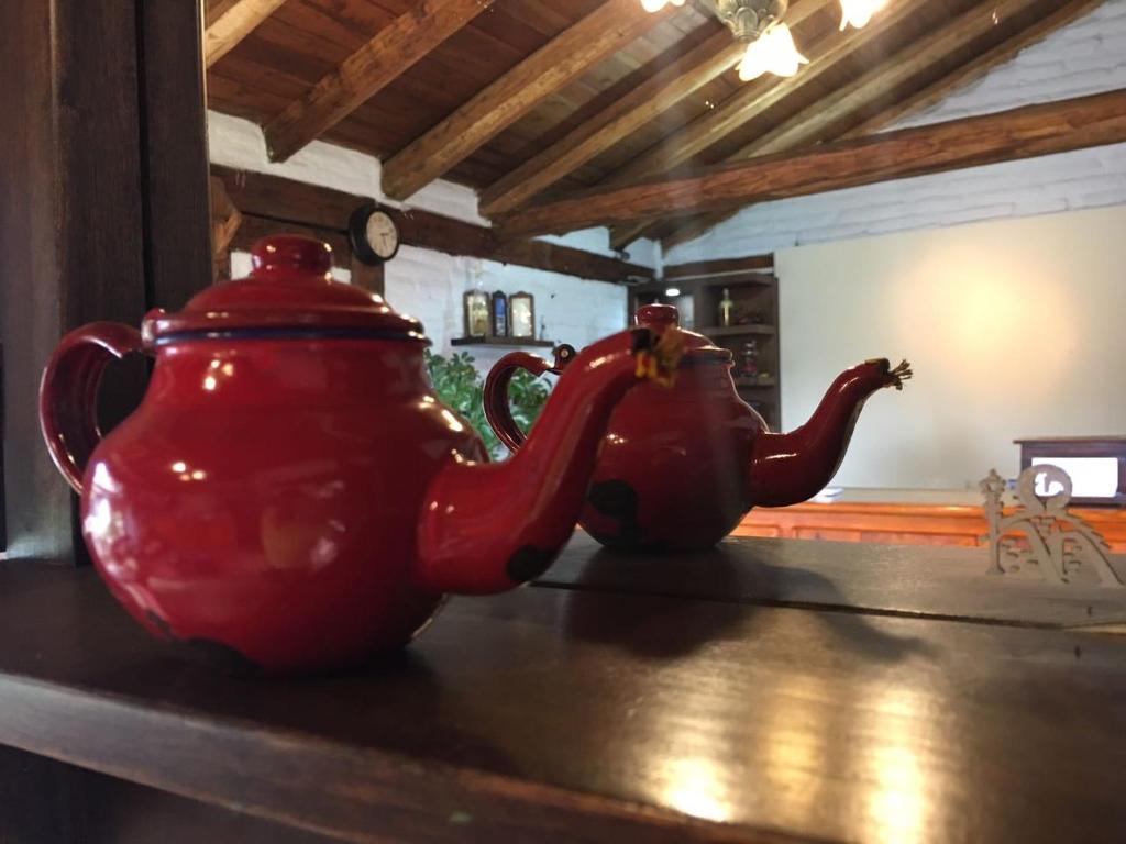Příslušenství pro přípravu čaje a kávy v ubytování Hotel y Hosteria Natabuela