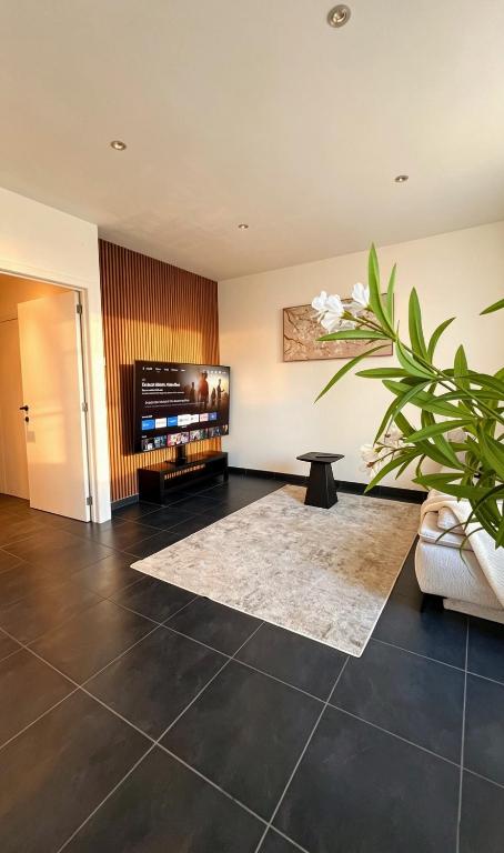 a living room with a couch and a table at Boom Station & Schorre Suites in Boom