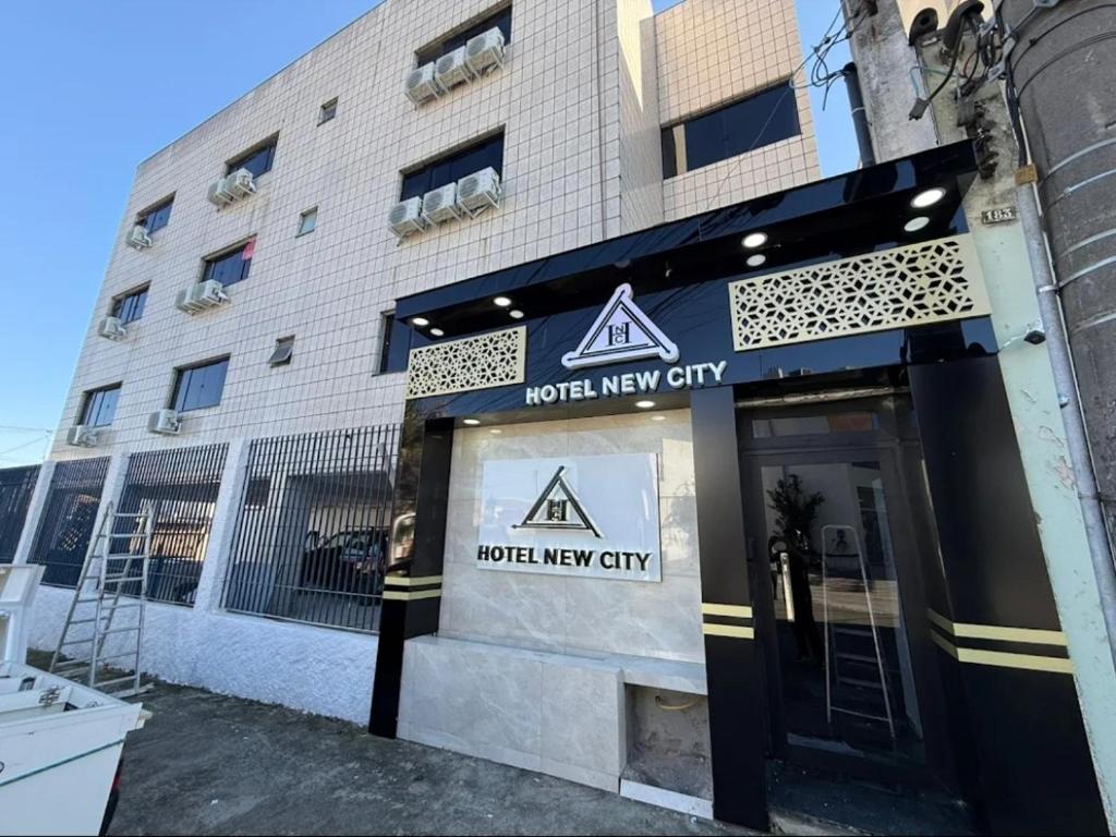 a building with the entrance to a motel new way city at Hotel New City in Guarulhos