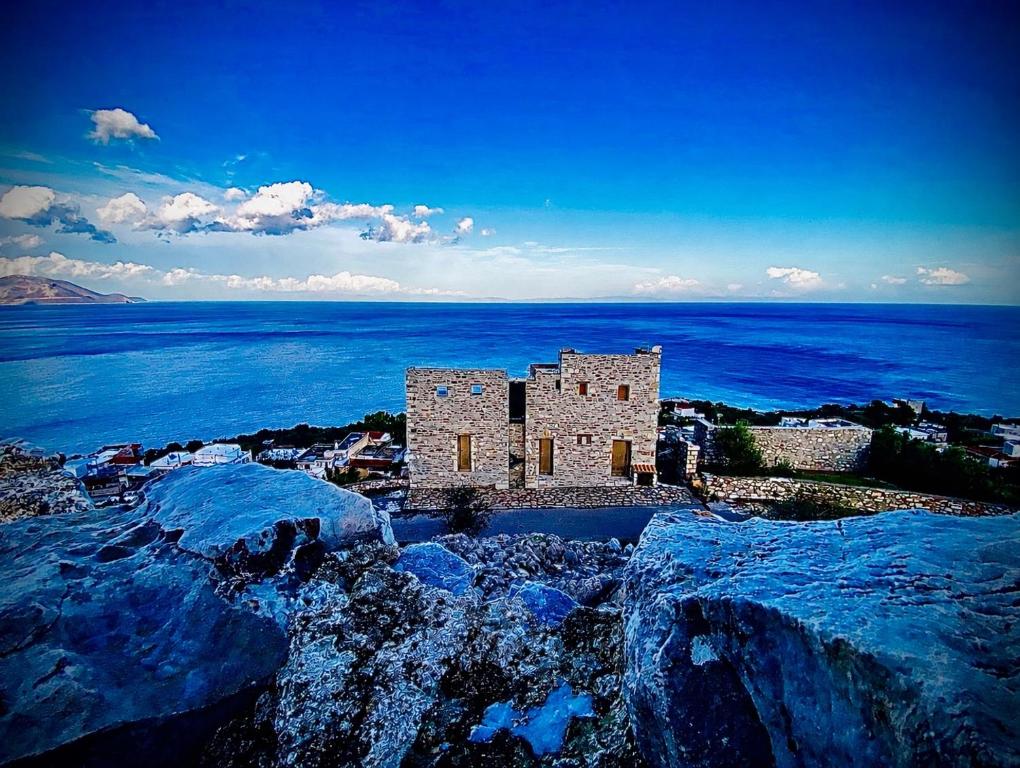 ein altes Gebäude am Rande des Ozeans in der Unterkunft Castle Rizaraki in Kokkala