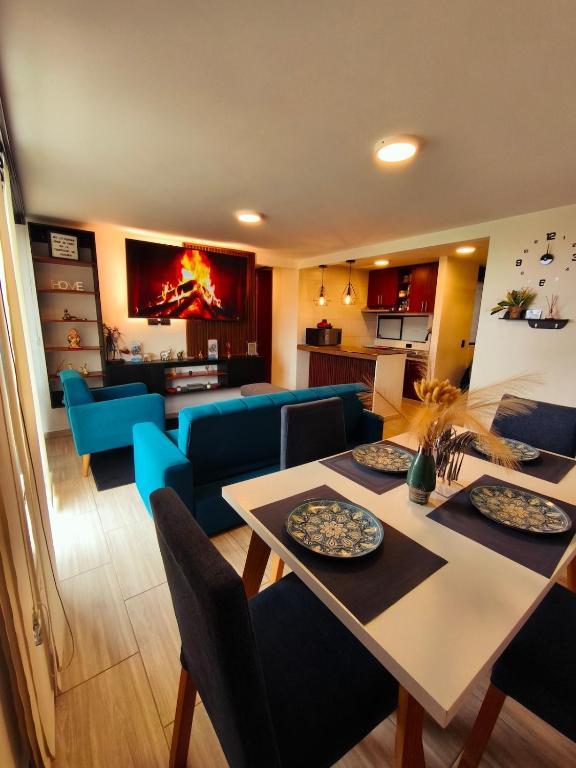 a living room with tables and chairs and a living room at Faro 1, Parque Jaime Duque, Autódromo Tocancipá in Tocancipá