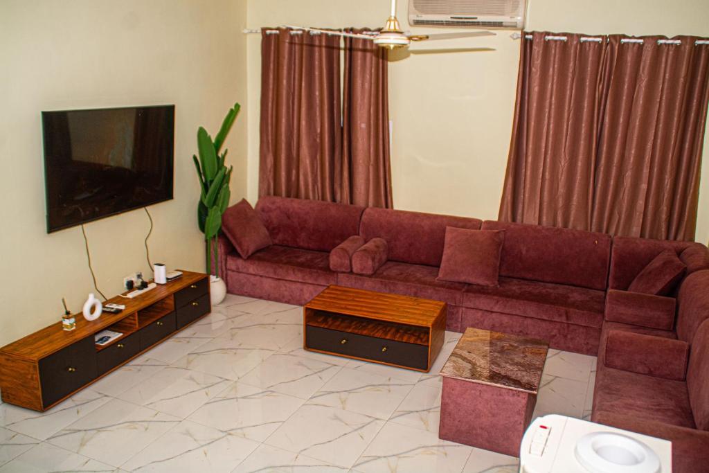 a living room with a couch and a tv at Bandari House Malindi in Zanzibar City