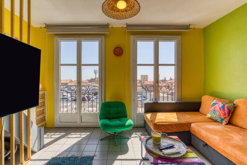 a living room with yellow and green walls at Le Duplex des Halles-Balcon & Clim in Sète