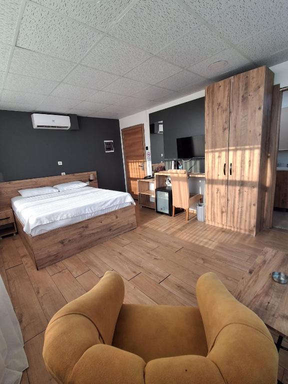 a bedroom with a bed and a couch in it at Kasabalı OTEL&BUNGALOW in Bulgurca