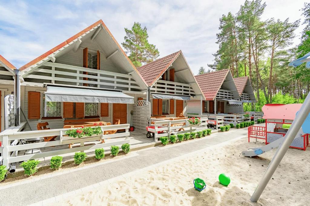a row of cottages on the beach at Domki Pod Sosnami in Rowy
