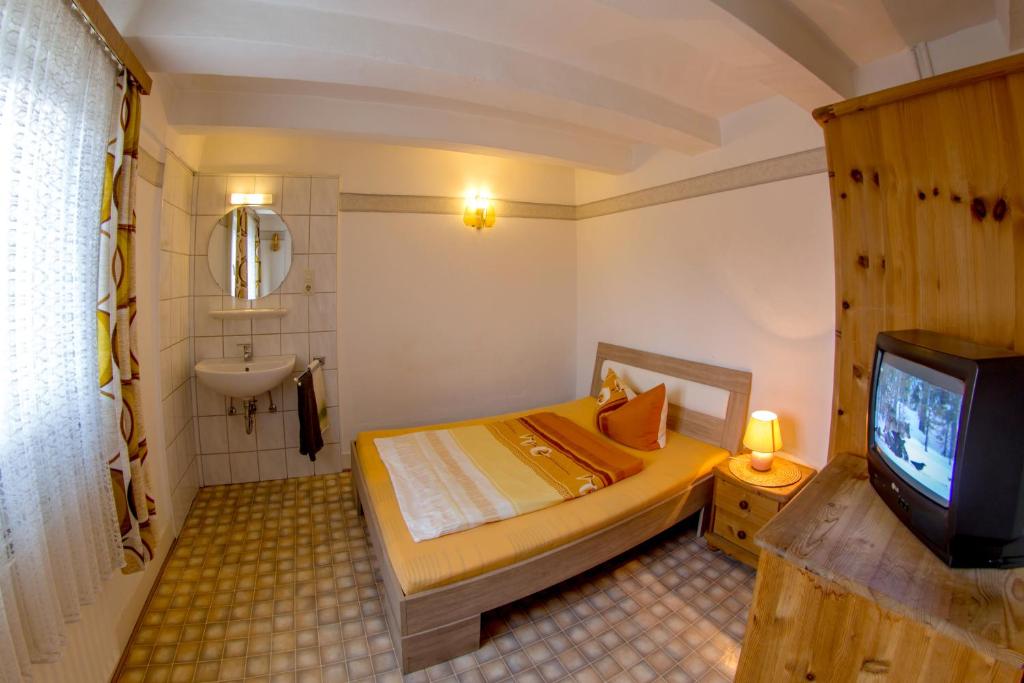 Postel nebo postele na pokoji v ubytování Lindenschänke