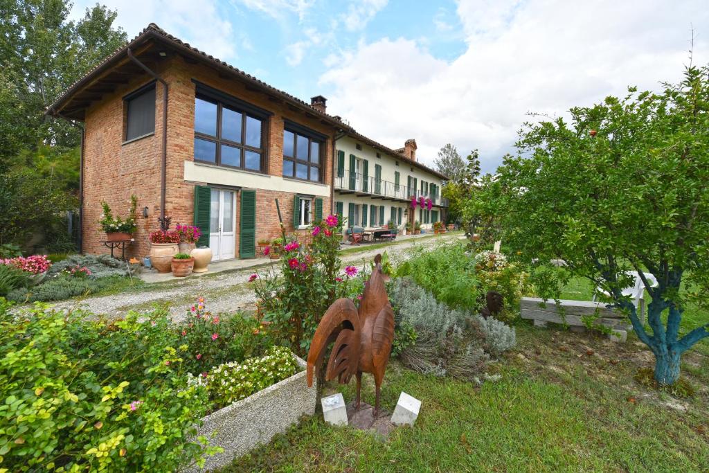 a house with a garden in front of it at Casa Molisso in Montegrosso dʼAsti