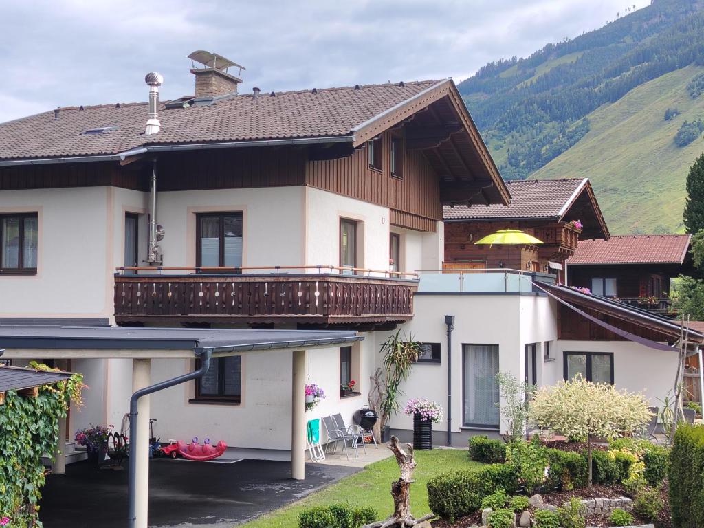 a house with a balcony on the side of it at Goldberg-Aparts in Rauris