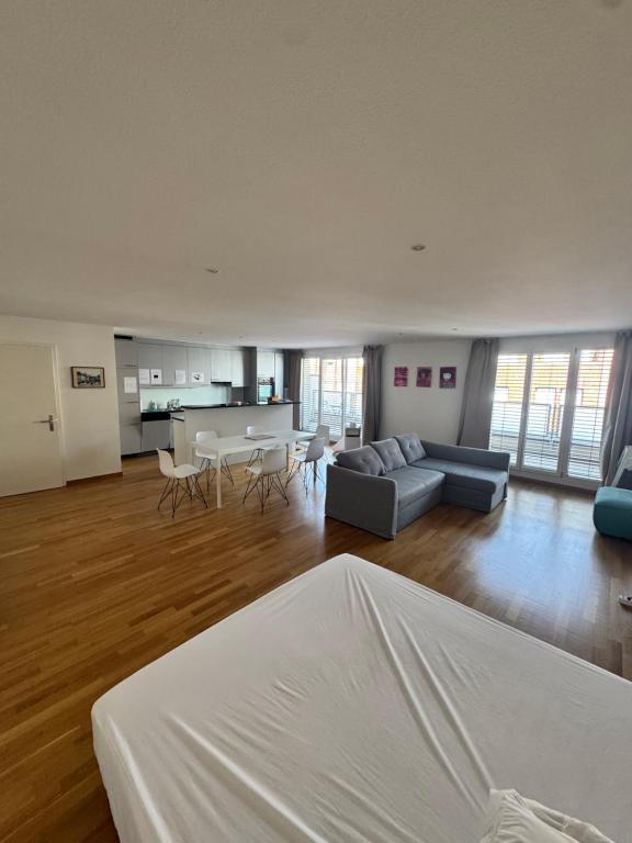 New Penthouse Loft with Rooftop Terrace 50sqm, Hot Tub, Open Kitchen Island, 2 BR, City Center