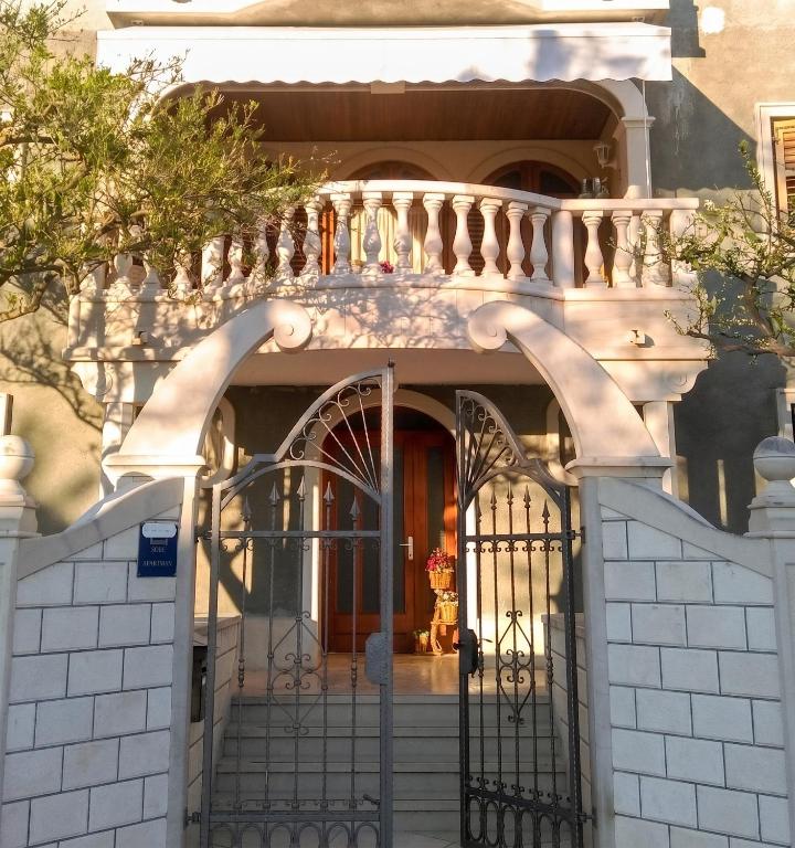 an entrance to a house with a wrought iron gate at Comfortable Studio in Sumartin with Sea View - 22 m² in Sumartin