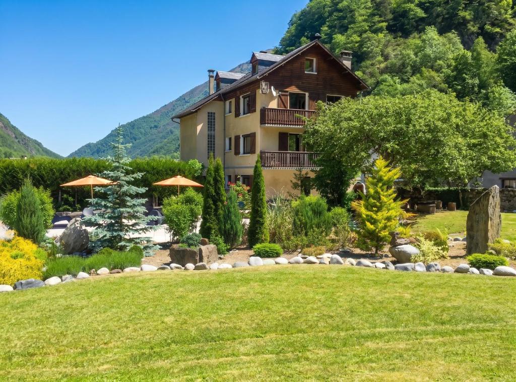 a house in the mountains with a garden at Maison cosy à Cauterets avec vue sur les montagnes et jardin in Cauterets