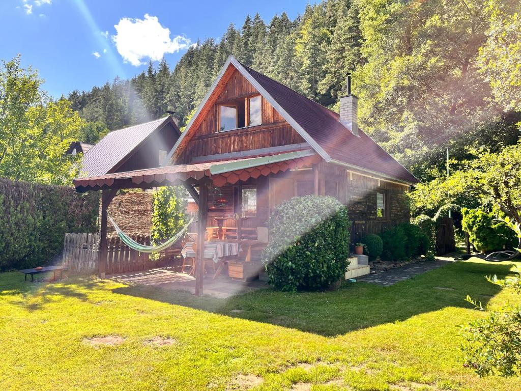 a small house in the middle of a yard at Chata u řeky Svatavy in Josefov