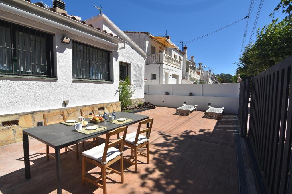 Empuriabrava Byblos Acogedora casa con jardín privado y piscina comunitaria en Empuriabrava Costa Brava