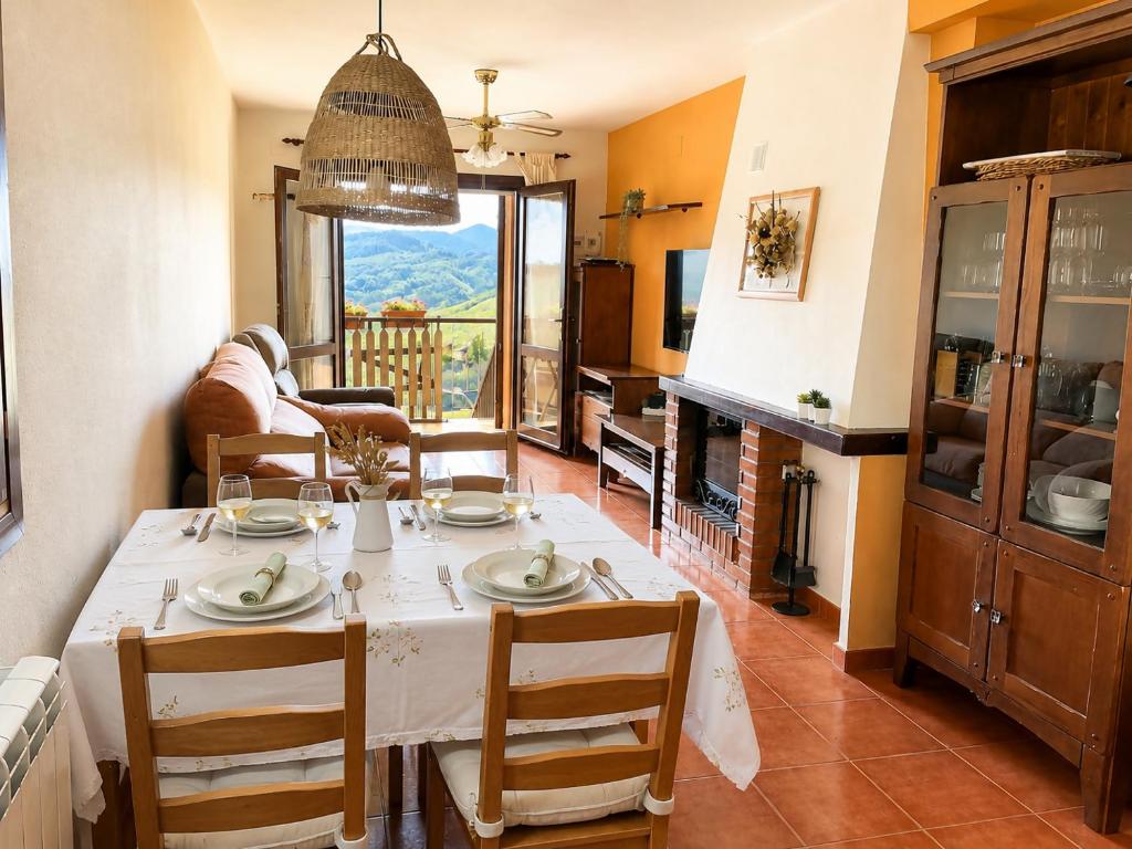 a kitchen and dining room with a table and chairs at Duplex La Valle Ordesa-Ainsa in Laspuña