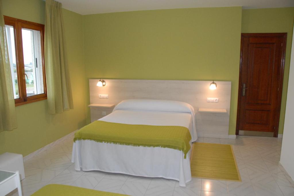 Кровать или кровати в номере Hotel Playa de las Catedrales