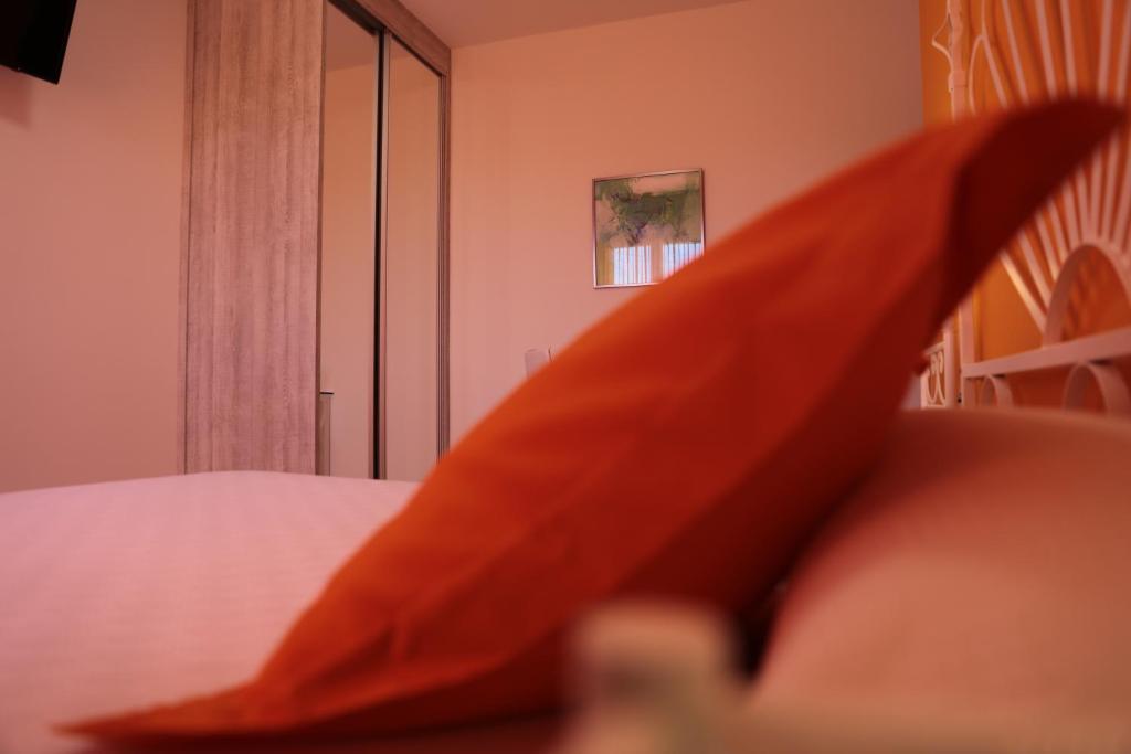 Кровать или кровати в номере Hotel Playa de las Catedrales