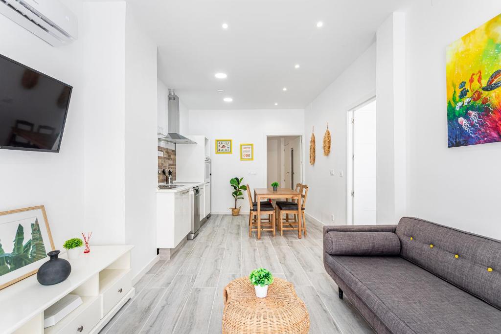 Newly renovated apartment next to Turia Gardens