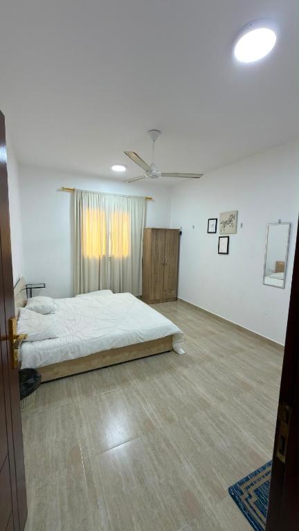 a bedroom with a bed in the middle of a room at شقة صحلنوت in Salalah