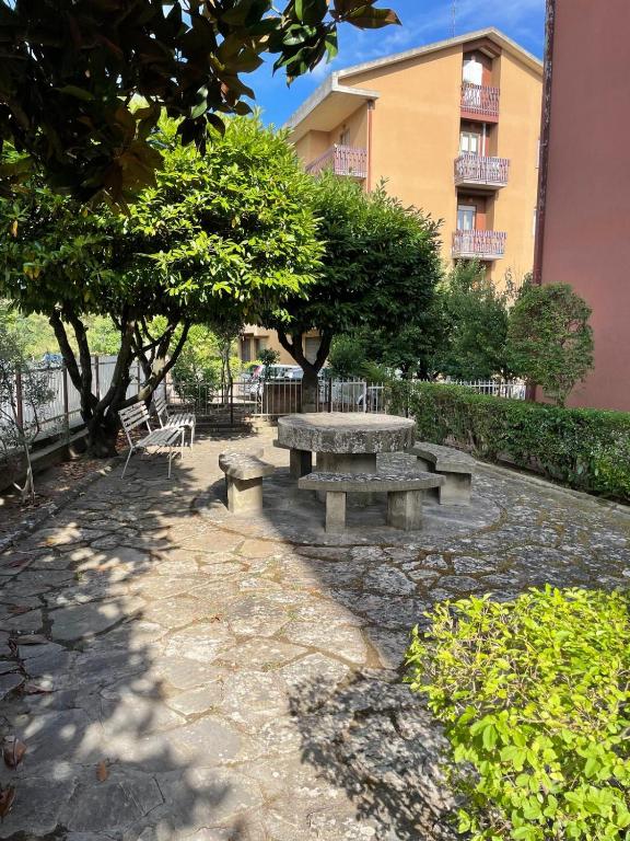a picnic table in a park with trees and a building at Tra le vie di Todi in Todi