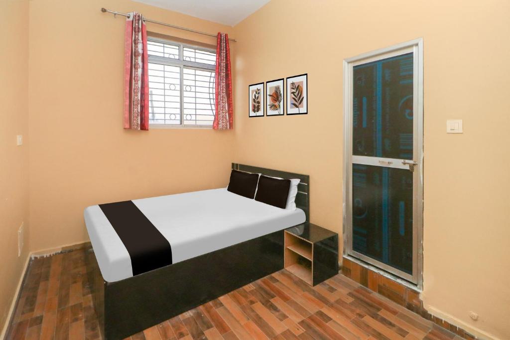 a bedroom with a bed in a room with a window at Hotel O by OYO Rajveer Hotel in Rāmgarh