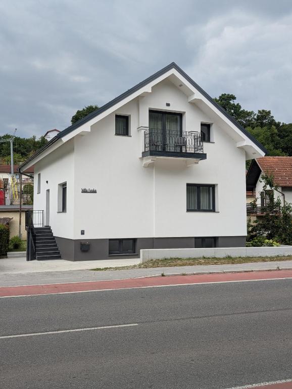 a white building on the side of a street at Villa Freska in Rogaška Slatina