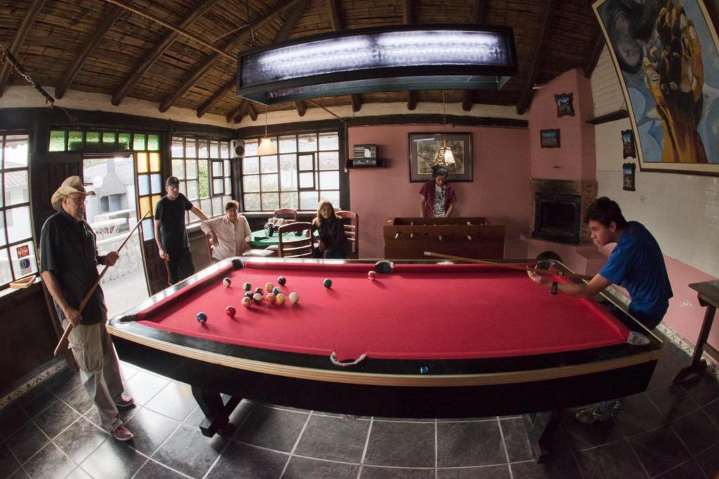 Biliár nebo kulečník v ubytování Hotel y Hosteria Natabuela
