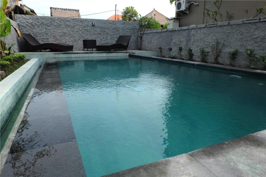 Bazén v ubytování Eka Bali Guest House nebo v jeho okolí